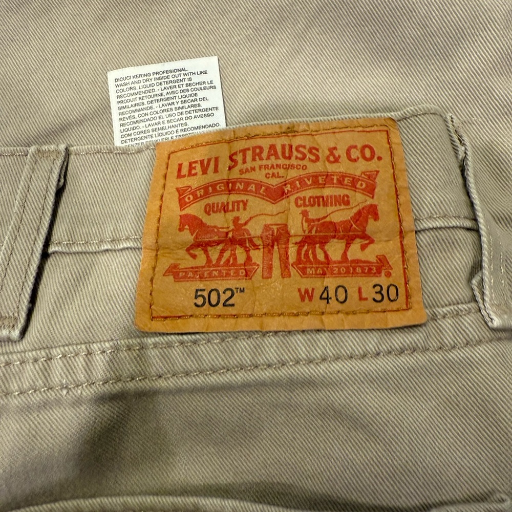 🍄 Levi's Men's Khaki pants